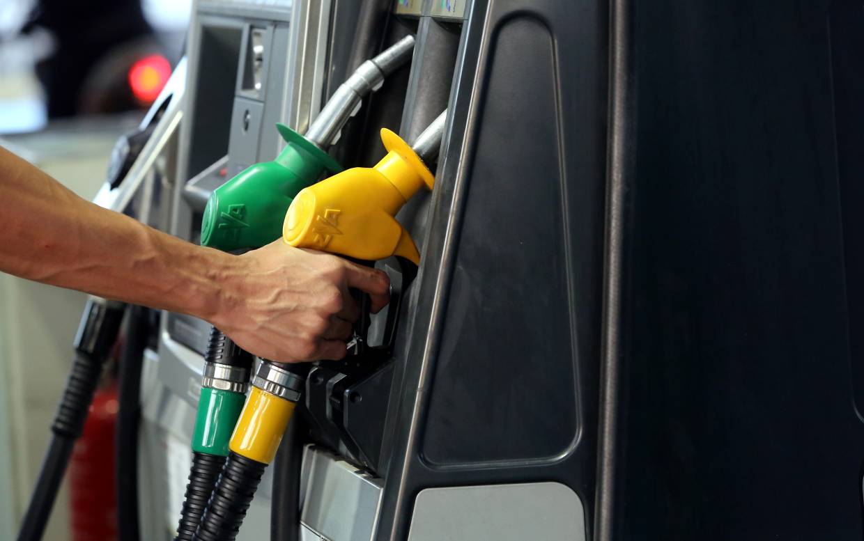 Bermula Januari Tahun 2020, Harga Petrol RON95 Naik Satu Sen Setiap Minggu