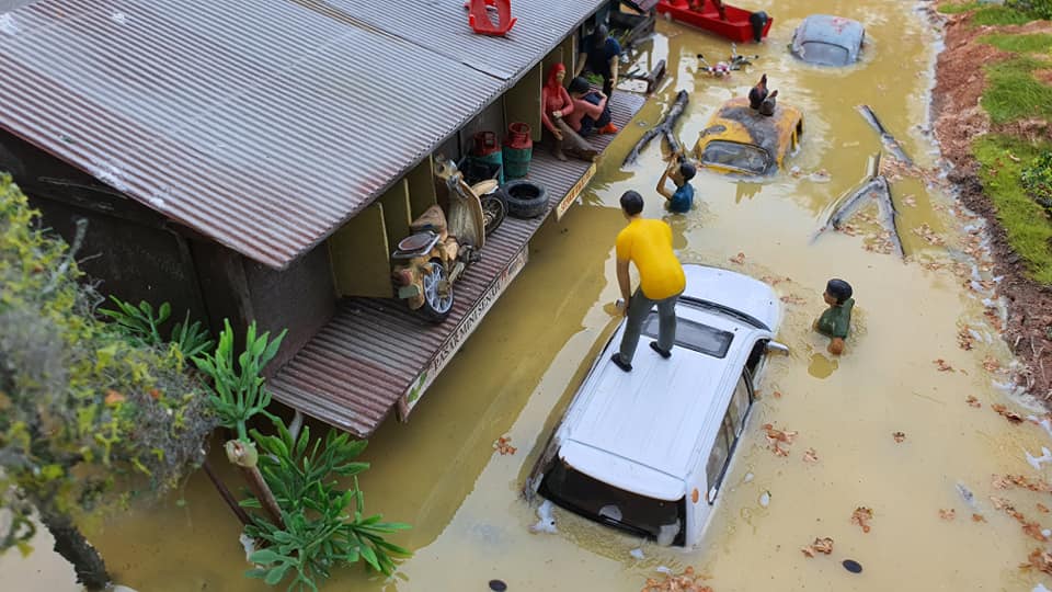 [FOTO] Diorama Situasi Banjir Lelaki Ini Nampak Real 