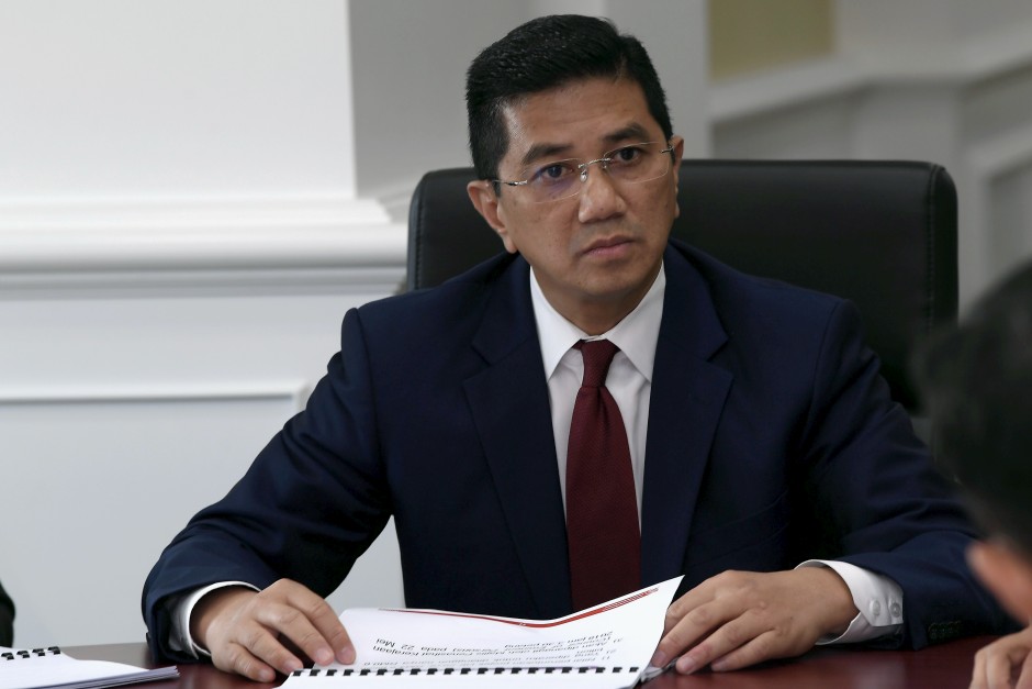 Nafi Pengkhianat Parti, Azmin Ali Tegaskan Mahu ‘Selamatkan’ Tun Mahathir Daripada Konspirasi Jatuhkan PM