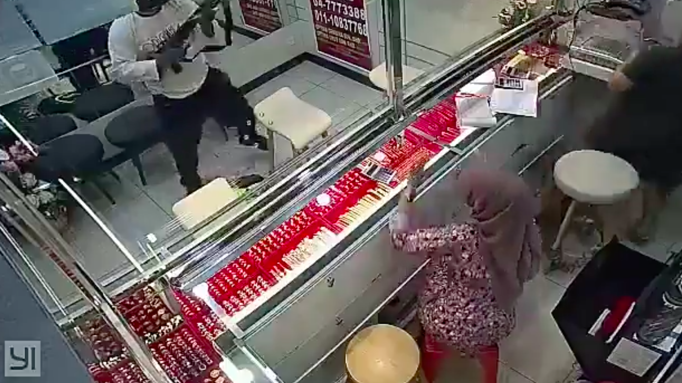 [VIDEO] Macam ‘Rambo’ Rompak Seorang Diri, Perompak Berjaya Larikan 5 Dulang Emas