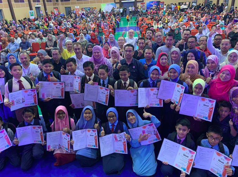 Siap Ada Gambar Sendiri, Netizen Gelak Besar Tengok ‘Sijil’ Pemberian Menteri Ini