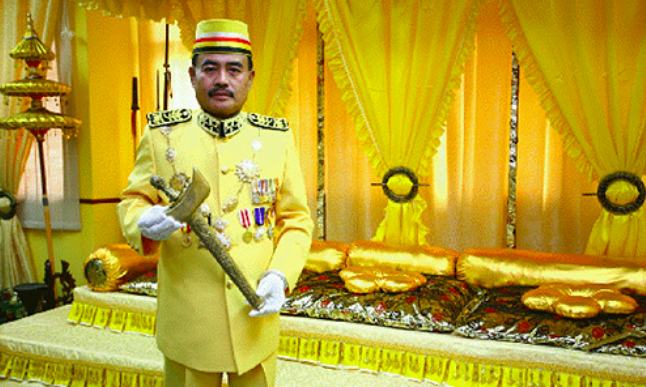 Mahkamah Bebaskan Sultan Melaka Daripada Tuduhan Menyamar Menipu