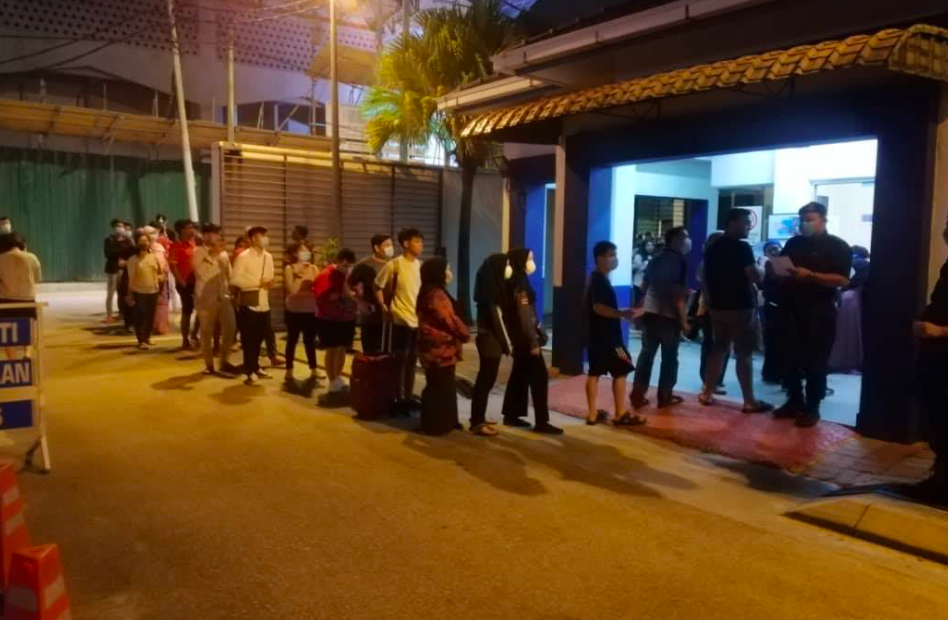 ‘Keadaan Tidak Terkawal, Arahan Mengisi Borang Ditarik Balik’ – Ketua Polis Negara