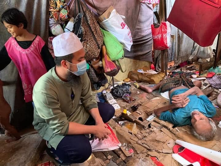 Keluarga Hidup Bergelumang Sampah Dibantu Ustaz Ebit Lew, Masjid Tampil Tepis Kritikan Netizen