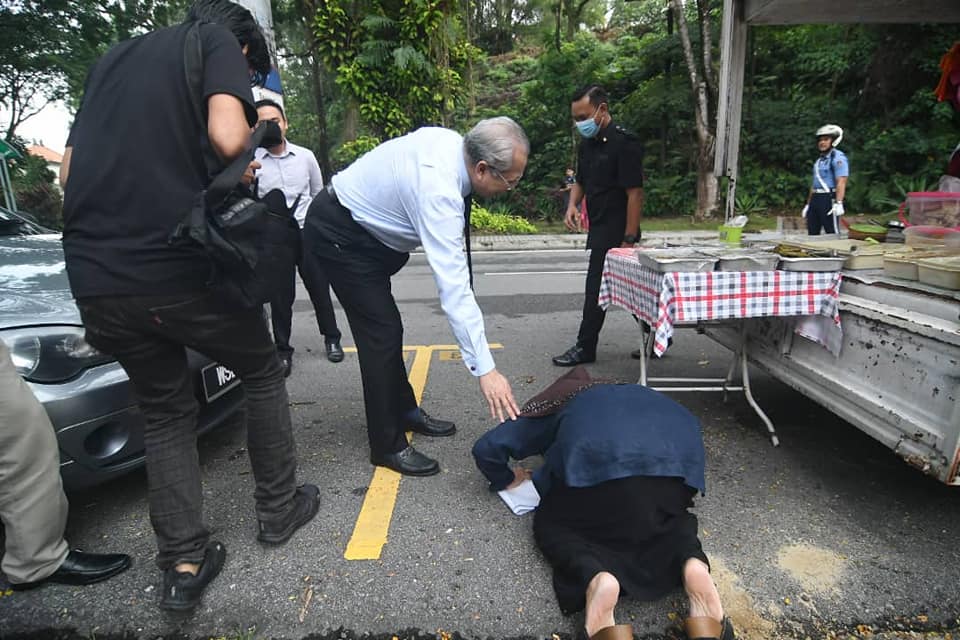 ‘Che Nah’ Sujud Syukur Terima Lesen Perniagaan Daripada Menteri Wilayah Selepas 35 Tahun Penantian