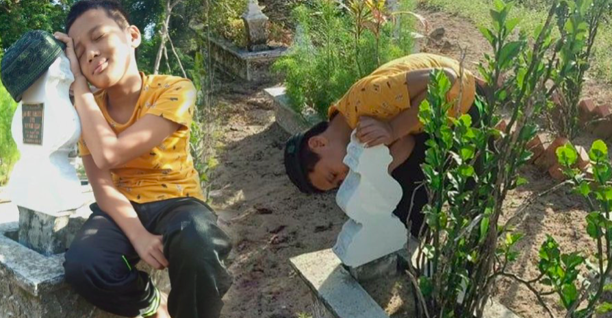 ‘7 Tahun Tanpa Ummi’, Foto Anak Autisme Peluk & Cium Batu Nisan Ibu Undang Sebak