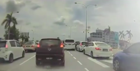 [VIDEO] Lari Naik Vellfire Lepas Tetak Rakan Jual Insurans
