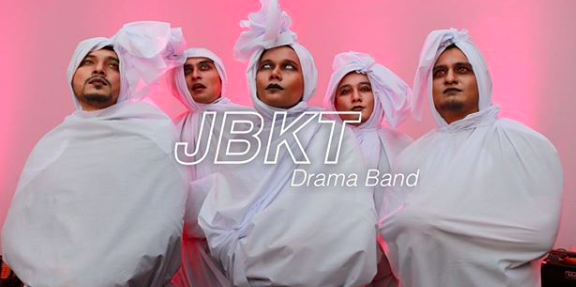 Lirik Yang Mendalam, MV Drama Band ‘Jangan Bikin Kerja Tuhan’ Kembali Dramatik!