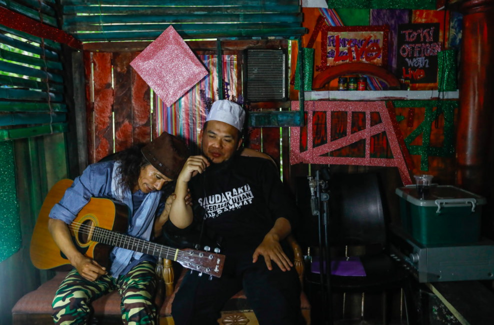Dikunjungi Ebit Lew Sejurus Kisah Viral, To’ki Sempat Belanja Live 4 Lagu Popular