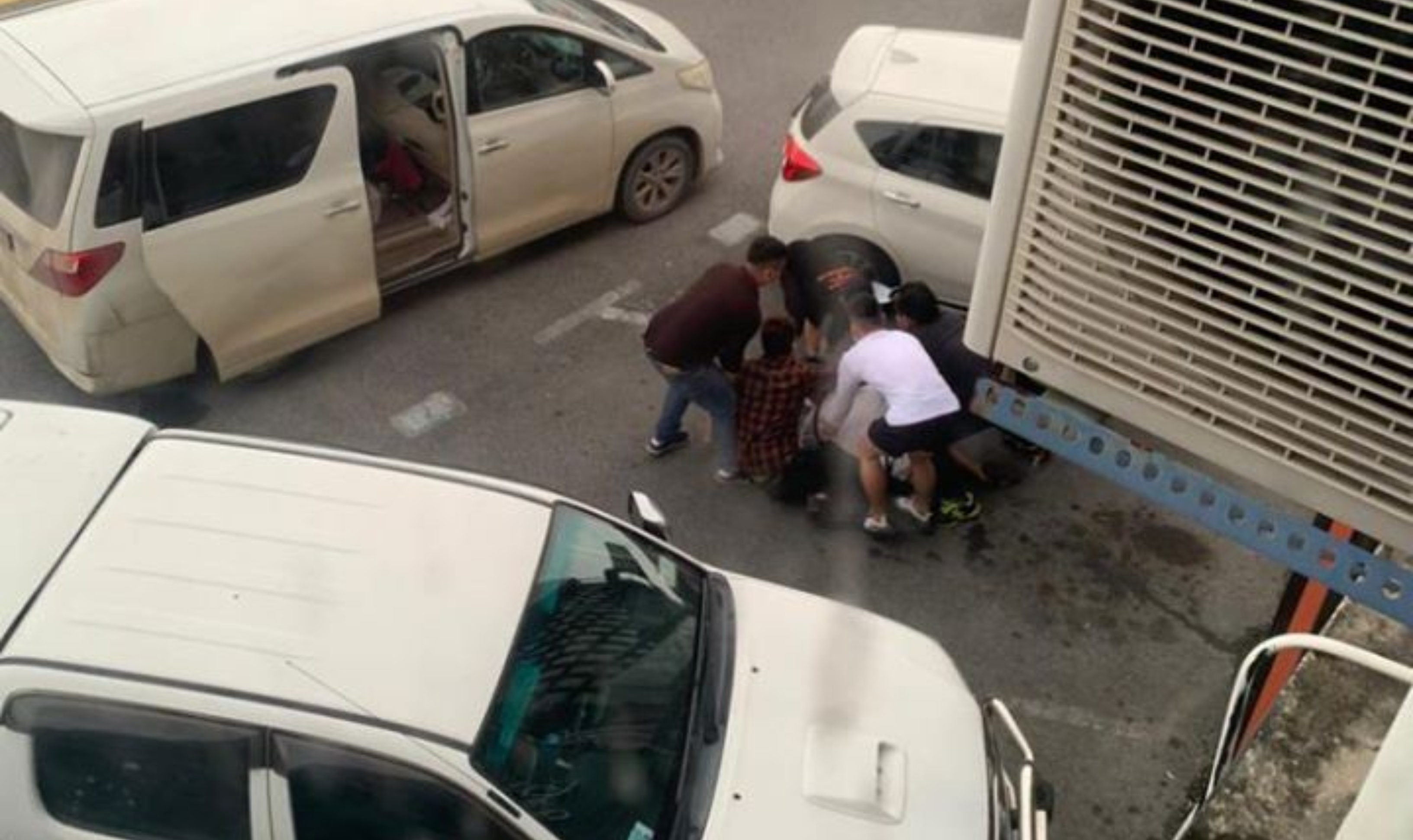 [VIDEO] Sempat Minta Tolong Sebelum Dilarikan, Polis Berjaya Berkas 5 Suspek Kes Culik Di Miri