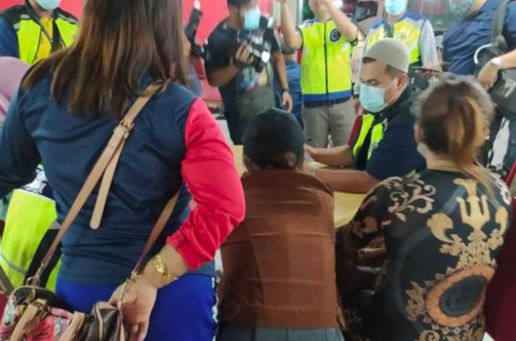 Tak Sempat Rangkul Hadiah, Peserta Ratu Dangdut & Ratu Gedik Kota Bharu Ditahan Polis