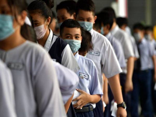 ‘Saya Atas Bukit Ni, Rumah Tiada Line’ – Kegigihan Pelajar Panjat Bukit Sebab Nak Hantar Homework Dipuji