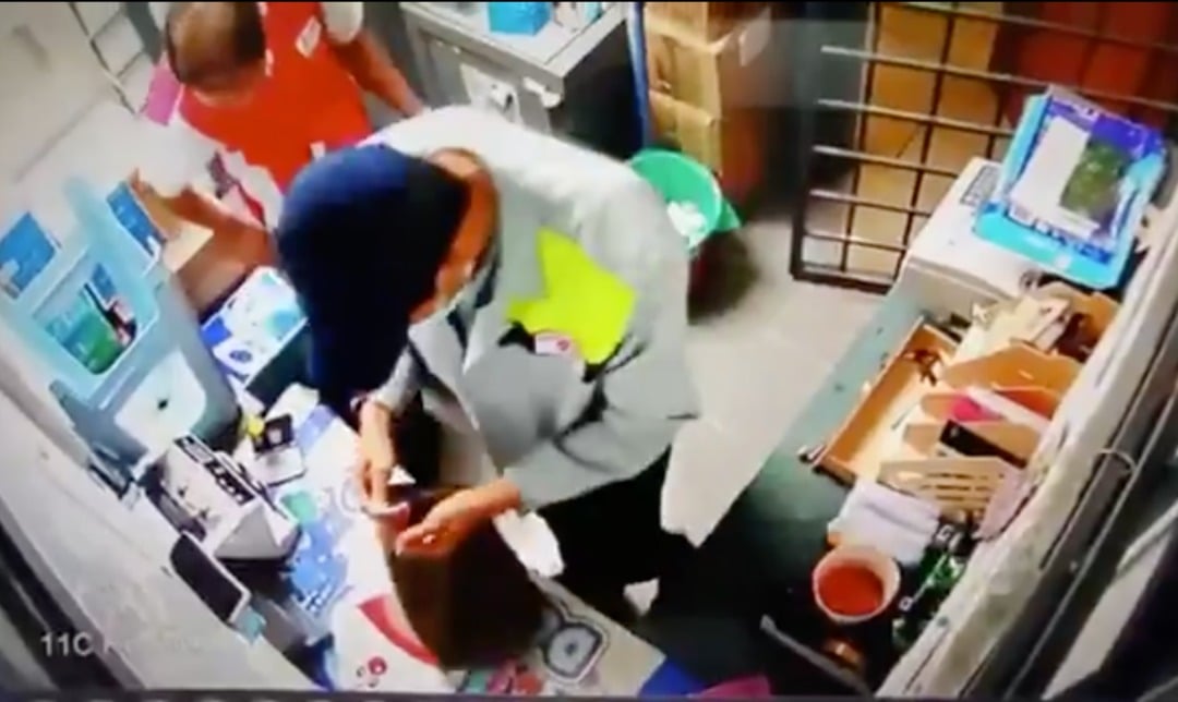 [VIDEO] Lelaki Menyamar Jadi Wakil Syarikat Keselamatan ‘Rembat’ RM200 Ribu