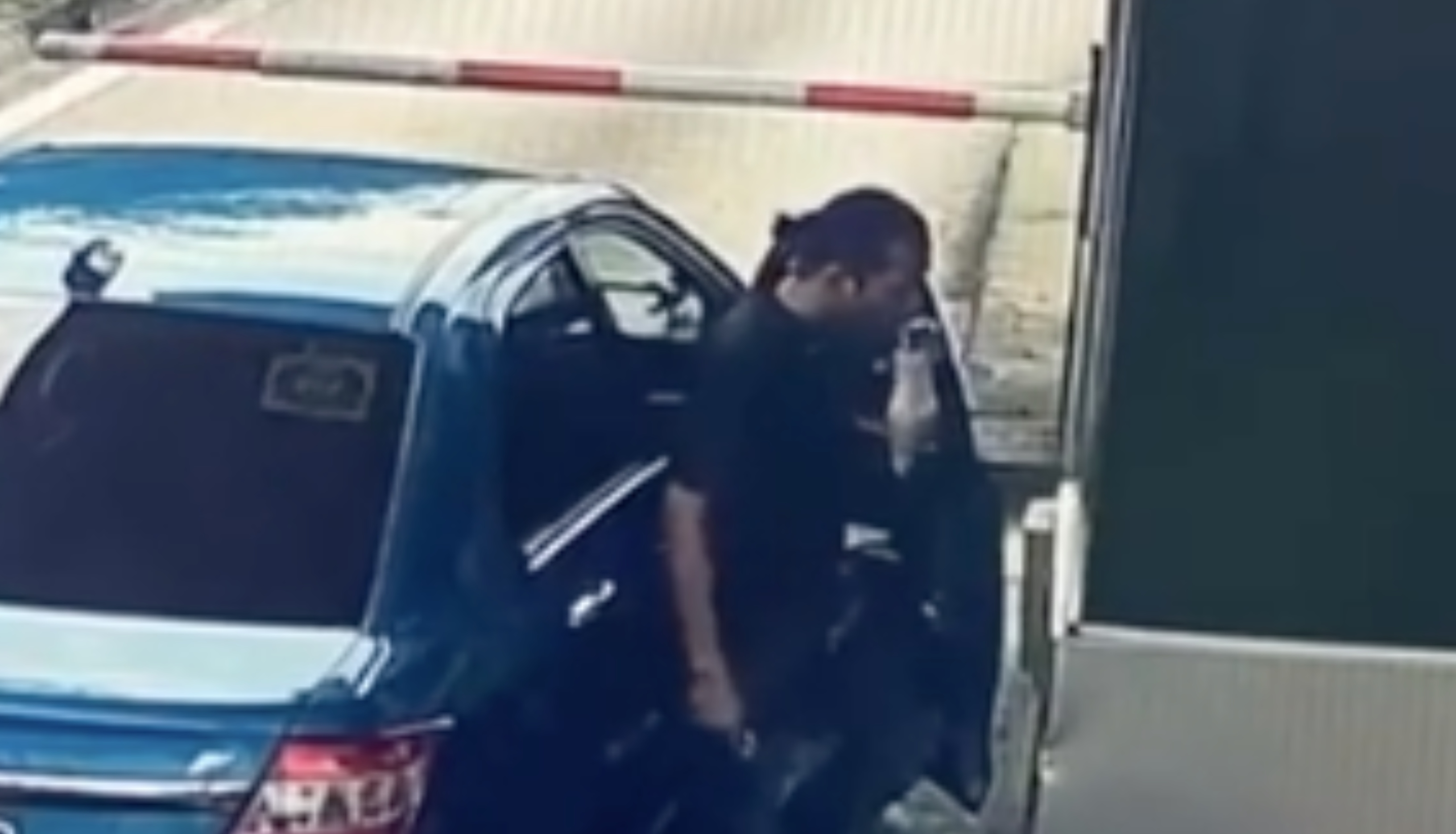 Padah Baran Tak Bertempat, ‘Samseng’ Simbah Air Ke Jurutol Ditahan Polis