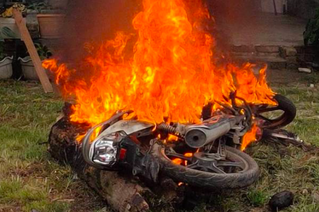 Berang Tak Dapat Duit Beli ‘Barang’, Lelaki Mengamuk Bakar Motosikal