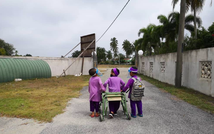 ‘Masalah Saraf Di Kaki & Tak Mampu Bergerak’ – Cikgu Sebak Lihat Semangat Anak Murid Ingin Belajar