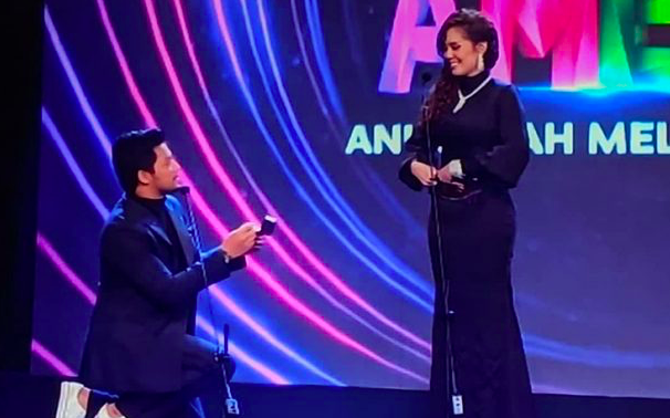 [VIDEO] Kamal Adli Buat Kejutan Lamar Uqasha Senrose Di AME2020, Semua Tergamam!