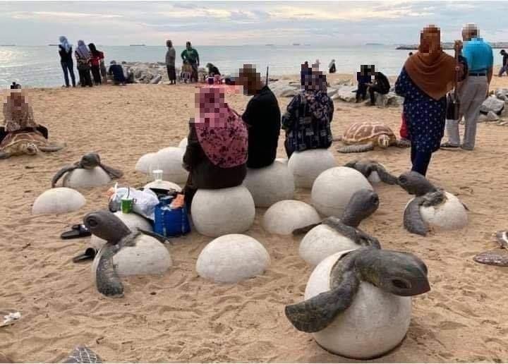 Tak Sampai Seminggu Dilancarkan, Arca Penyu Di Melaka Ini Dah Jadi ‘Port’ Berkelah!