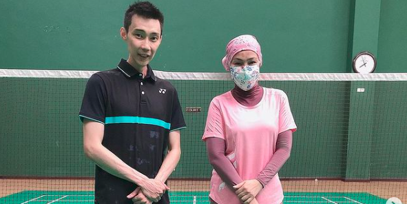 ‘Nak Pukul Pun Tak Kena’ – Erra Fazira Teruja Dapat Main Badminton Sebelah Court Lee Chong Wei