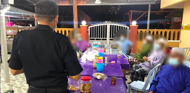 Ingkar Arahan Tak Boleh Buat ‘Jamuan’ Lepas Solat, Jemaah Surau Kena Denda RM1k