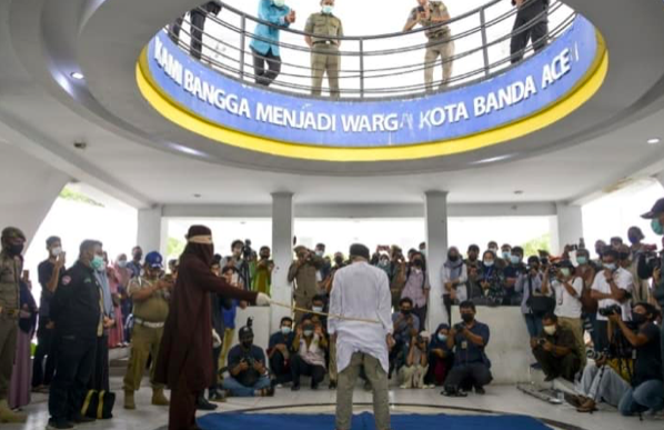 Pasangan Gay Di Aceh Menangis Ketika Disebat Sebanyak 80 Kali