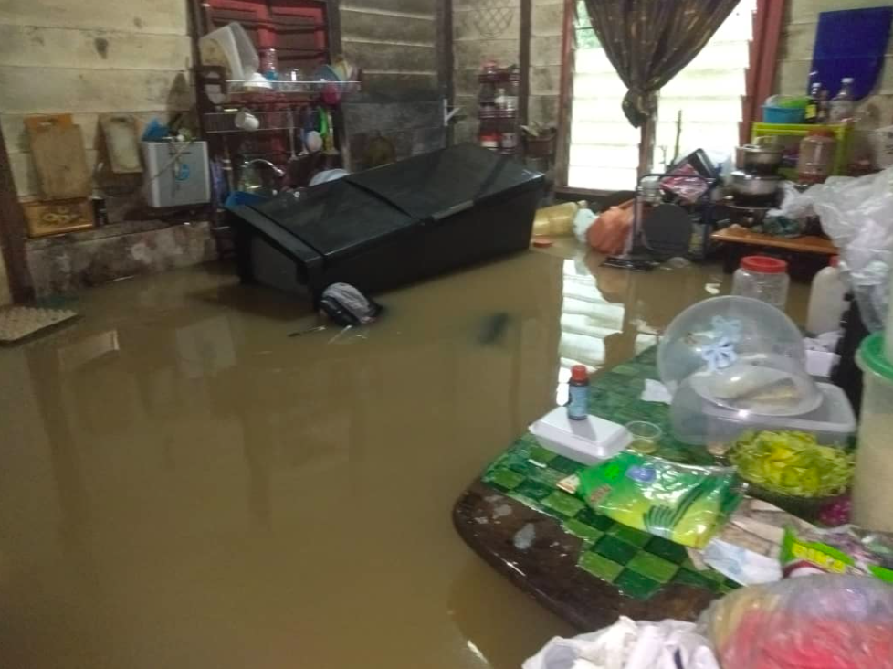 Minta Kelonggaran Jawab Ujian Sebab Rumah Banjir, Jawapan Pensyarah Ini Buat Pelajar Kecewa