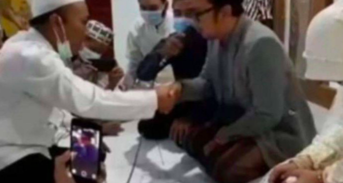 [VIDEO] Bapa Meninggal Akibat Covid-19, Anak Nikah Tepi Van Jenazah ‘Tunai’ Hajat Bapa