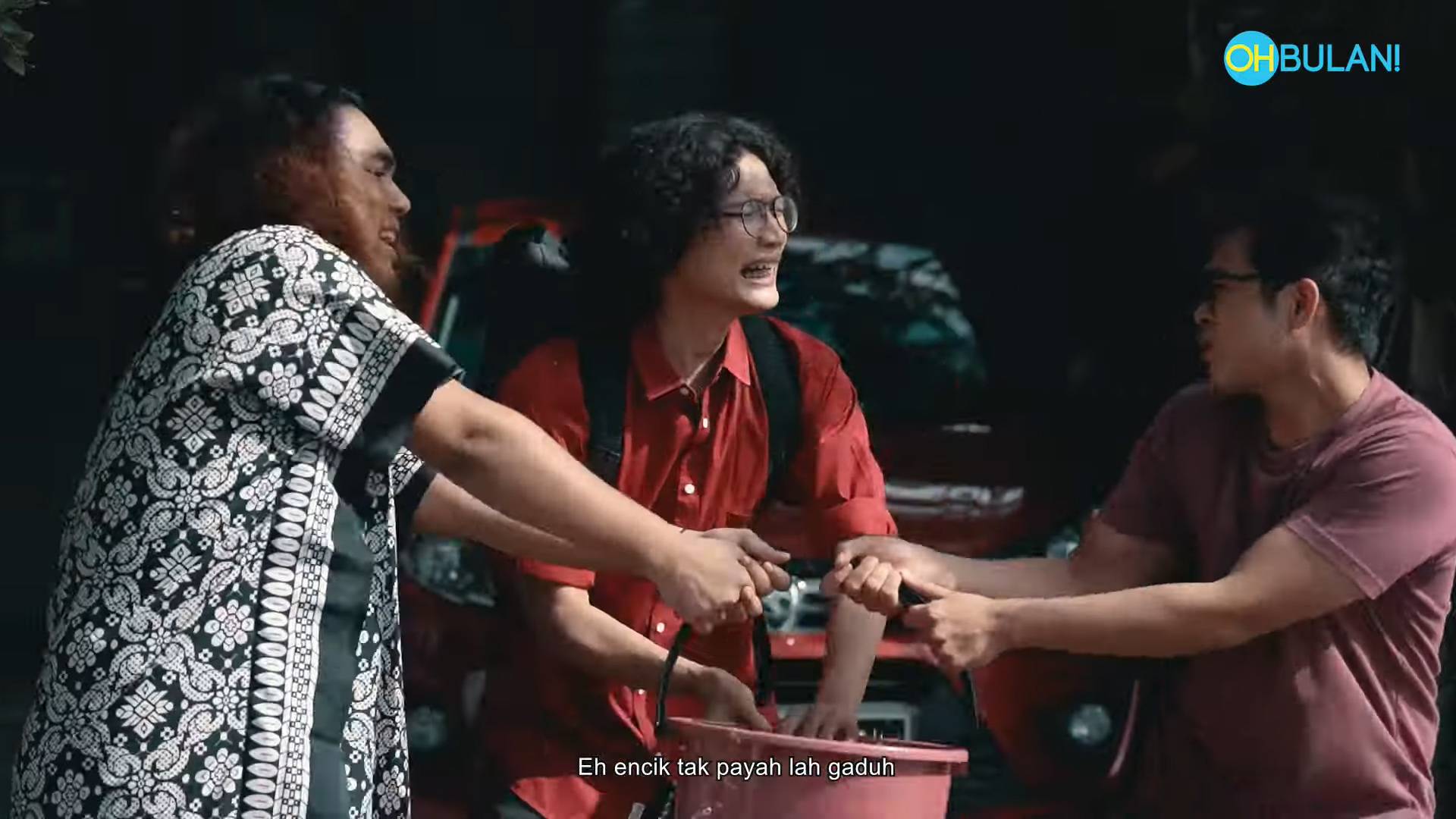 [VIDEO] Tiga Orang Lelaki Ini Bergaduh Hanya Kerana Sebaldi Air. Dah Kenapa?