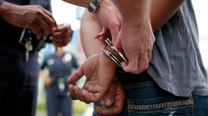 Lelaki Mengamuk Ugut Bunuh Adik Guna Batang Besi, Dakwa Nampak Seperti Jin