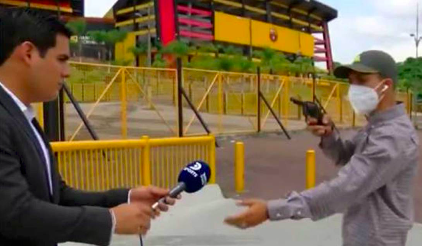 [VIDEO] Wartawan Tergamam Dirompak Ketika Sedang ‘Live’