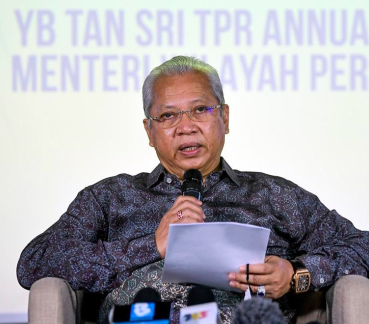 Bantu Penduduk Miskin Di KL, Namun Jam Menteri Wilayah Pula Yang ‘Disiasat’ Netizen..