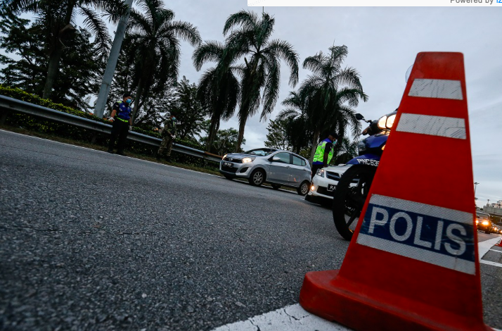 Viral Isu Dakwa Polis Hantar WhatsApp Nak Berkenalan Lepas Ditahan Di ‘Roadblock’, Ini Respon PDRM