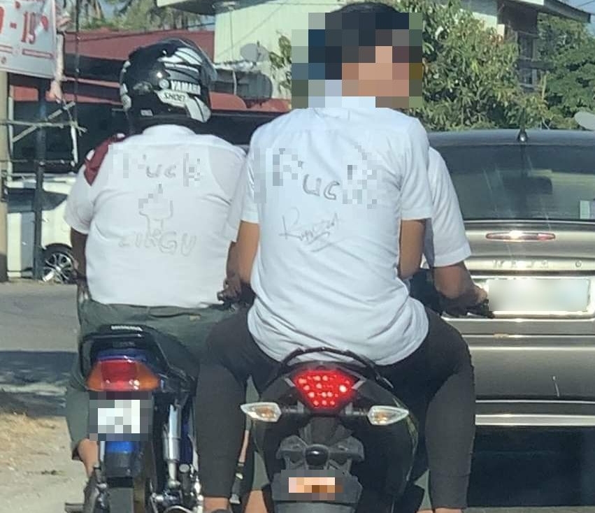 Pelajar Conteng Baju Dengan Perkataan Kesat Disaman Polis
