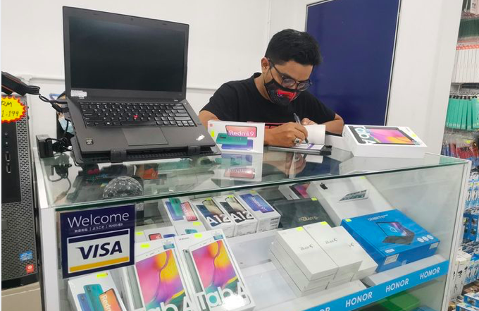 Tersentuh Lihat Pelanggan, Cikgu Murah Hati Beri ‘Diskaun’ Phone, Tab & Headphone Cuma RM90