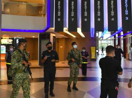 Netizen ‘Terkejut’ Abang Askar Jaga Pawagam, Puji Usaha Kerajaan Kekang Penularan Covid-19
