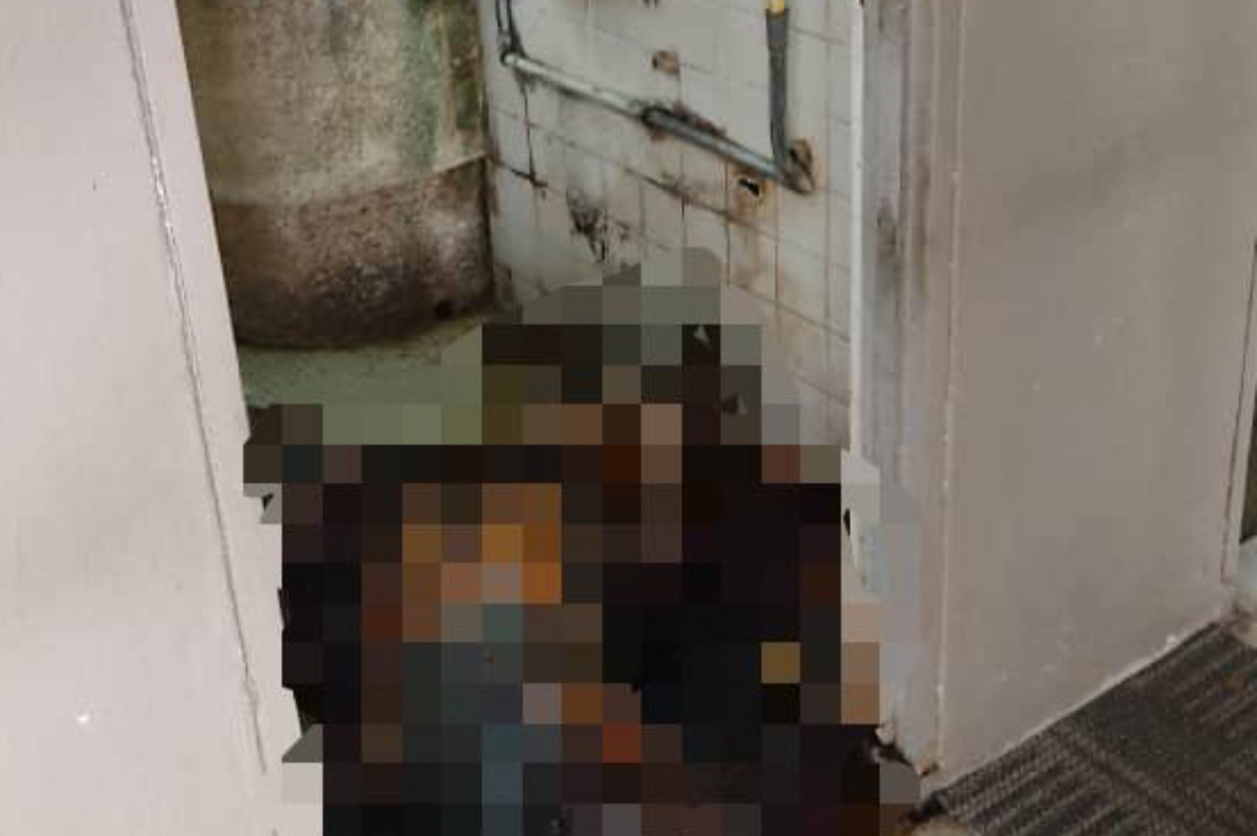 10 Tahun Tinggal Sendirian, Mayat Lelaki Hampir Reput & ‘Kembung’ Ditemui Dalam Rumah