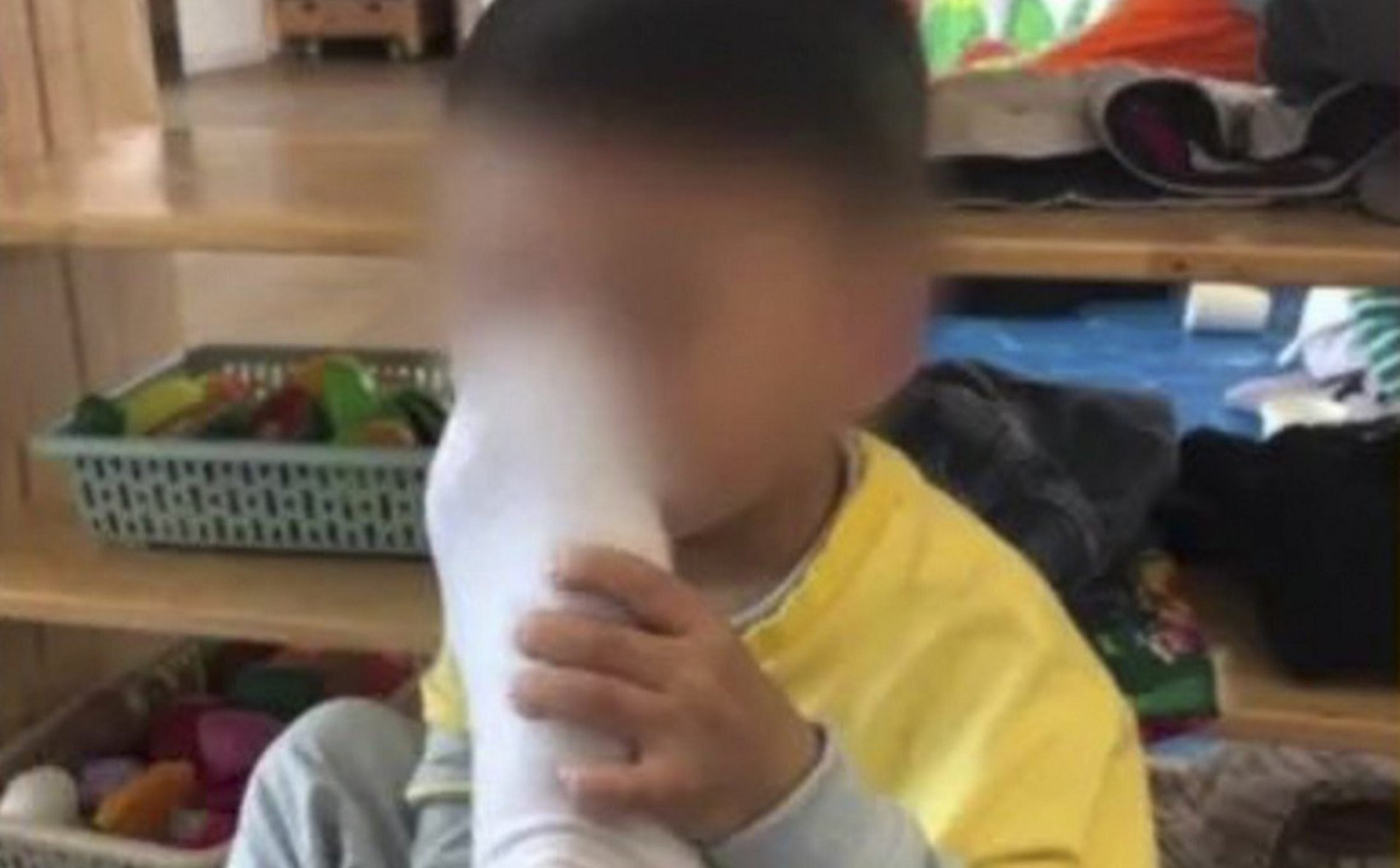 ‘Cium, Cium Betul-Betul..’ – Konon Nak ‘Didik’, Foto Guru Tadika Paksa Anak Murid Cium Kaki Tersebar