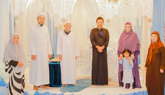 Siti Nurhaliza Perjelas Isu Majlis Tahnik Anak, Ustaz Azhar Memang Ada Di KL, Menteri Agama Cuma Singgah
