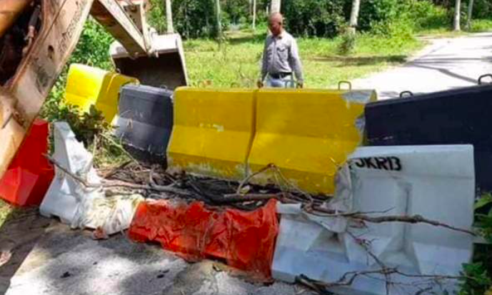 Bengang ‘Lalaun Tikus’ Ditutup, Orang Kampung Bakar, Hancurkan Penghadang Jalan