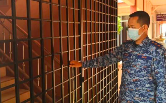 Penghuni Pusat Kuarantin Di Kelantan Cabut Besi Lari Balik Rumah, ‘Masuk’ Bilik Perempuan