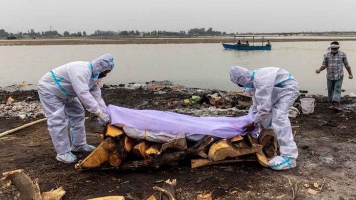 Kematian Terlalu Banyak, India Terpaksa ‘Buang’ Mayat Ke Sungai Ganges