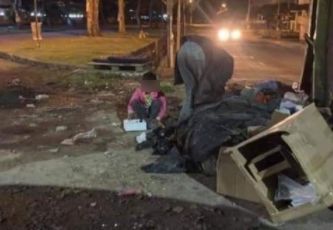 Demi Menyara Kehidupan Dua Beranak Sanggup Cari Kotak Di Tempat Sampah Sampai Malam