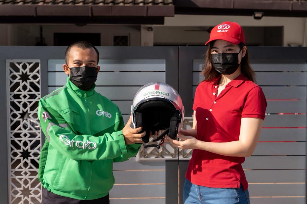 Kempen ‘Wall’s Bersama Riders’ Sumbang Topi Keledar Kepada Penghantar Makanan