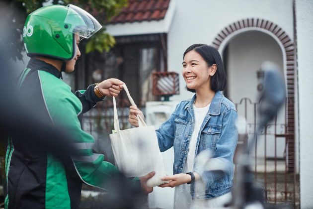 PKP Ni Susah Nak Keluar Hantar Barang? Guna GrabExpress Je! Ada Penghantaran Segera Tau!