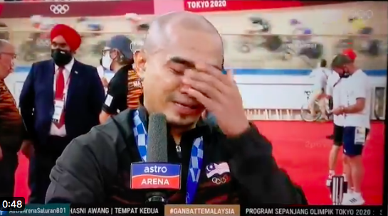 [VIDEO] Sujud Syukur Bakal Timang Anak Ketiga, Azizulhasni Menangis Rindu Keluarga
