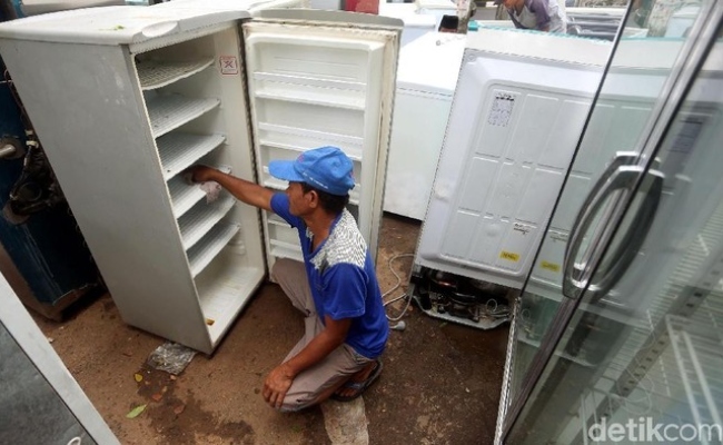 Lelaki Beli Peti Ais Lama Jumpa Duit RM405,203, Serah Kepada Polis Untuk Cari Pemilik