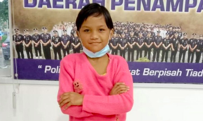3 Hari ‘Tinggal’ Dalam Kereta Tersadai, Polis Cari Keluarga Kanak-Kanak Ini