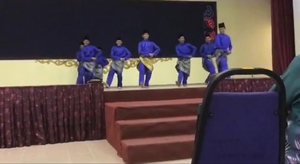 [VIDEO] Teruskan Tarian Walaupun Muzik Tiba-Tiba Berhenti, Kumpulan Penari Ini Dipuji