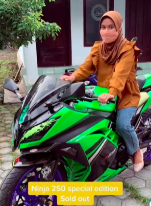 8 Bulan Menabung, Pelajar Sekolah Selamba Bawa Duit Dalam Beg Plastik Beli Motosikal Kawasaki Ninja 5