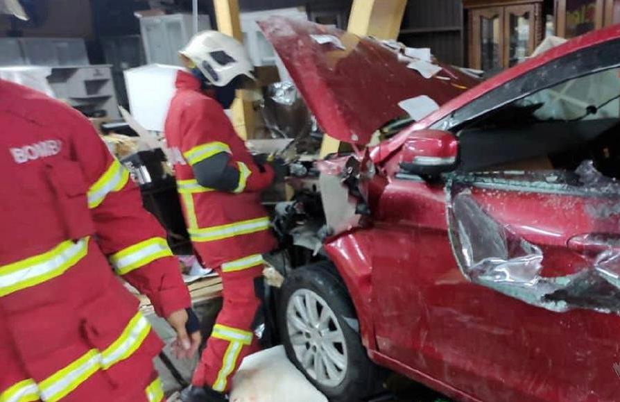 Lelaki Meninggal Dunia, Kedai Dirempuh Pemandu Tiba-Tiba Pitam
